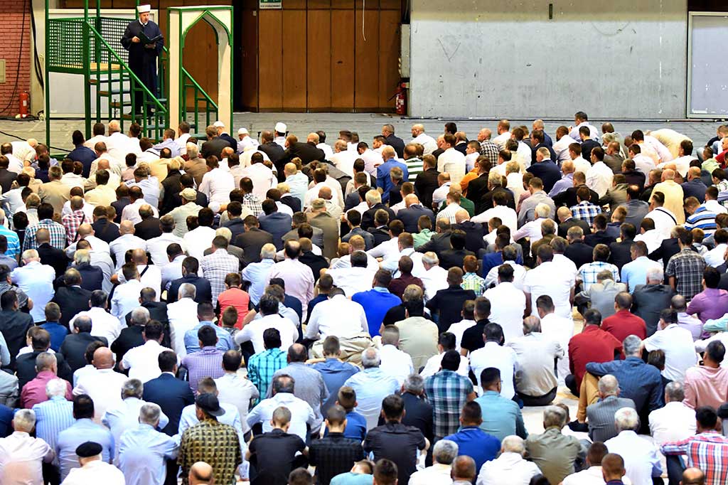 Umat Muslim Bosnia mendengarkan khotbah Iduladha di Skenderija, Sarajevo. AFP/Elvis Barukcic