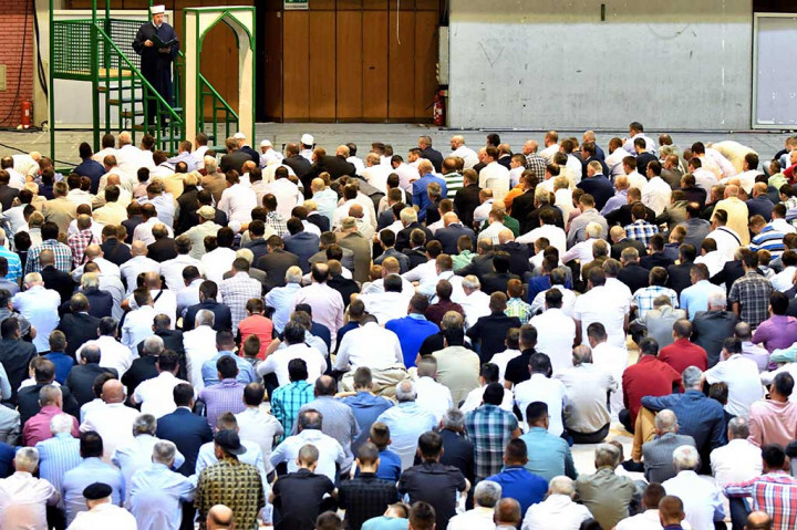 Umat Muslim Bosnia mendengarkan khotbah Iduladha di Skenderija, Sarajevo. AFP/Elvis Barukcic