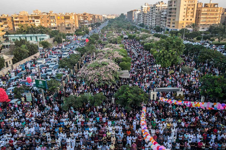 Ribuan Umat Muslim Mesir membeludak di badan jalan raya sekitar Masjid Al-Sedik, dekat Sherato, Cairo, saat melaksanakan Salat Iduladha. AFP/Khaled Desouki