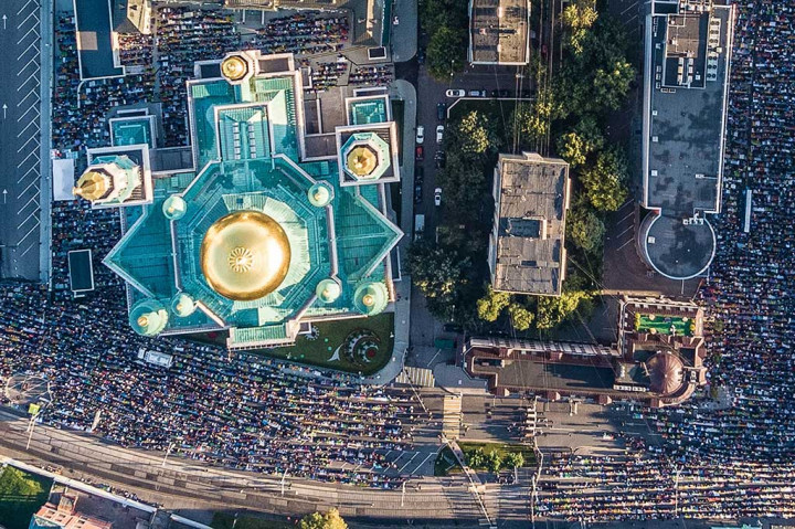 Foto yang diambil menggunakan kamera drone memperlihatkan ribuan umat Muslim Russia sedang melaksanakan Salat Iduladha di Masjid Central, Moskow. AFP/Dmitry Serebryakov