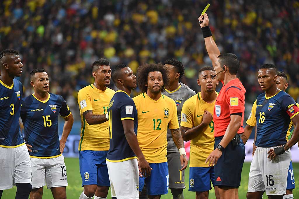 Pada menit ke-60 wasit menghadiahi kartu kuning kepada pemain Ekuador Pedro Velasco (tengah) dan pemain Brasil Gabriel Jesus (ketiga kanan).