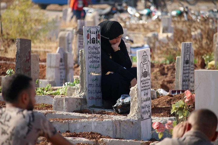 Seorang wanita termenung di depan pusara kerabatnya di Kota Daraa, Suriah Selatan. AFP/Mohamad Abazeed