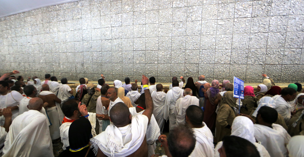 Dinding tugu dibuat lebar sehingga kerikil yang dilemparkan sekuat tenaga oleh calon haji dari satu sisi tidak nyasar mengenai calon haji di seberangnya. 