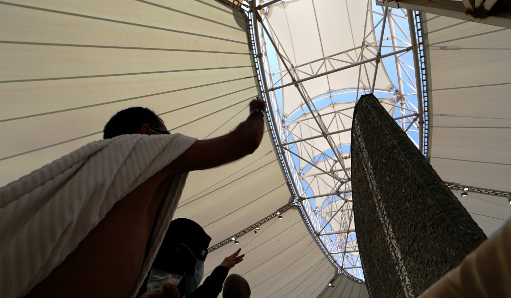 Prosesi melempar jumroh berlangsung di Jumarat Mina. Gedung ini terdiri dari empat lantai sehingga jutaan calon haji tidak berdesak-desak. 