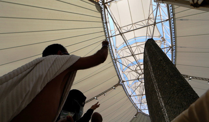 Prosesi melempar jumroh berlangsung di Jumarat Mina. Gedung ini terdiri dari empat lantai sehingga jutaan calon haji tidak berdesak-desak. 