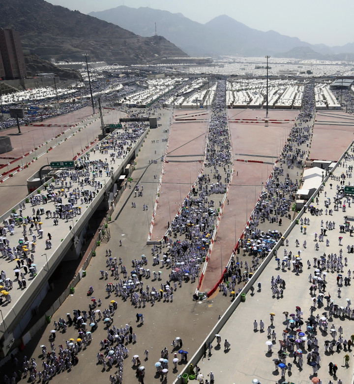 Jumarat Mina berada di Mekkah, tidak jauh dari Masjidil Haram. Sebelum melempar jumroh, jemaah calon haji mengambil kerikilnya di Muzdalifah dalam perjalanan menuju Mina setelah wukuf di Arafah.