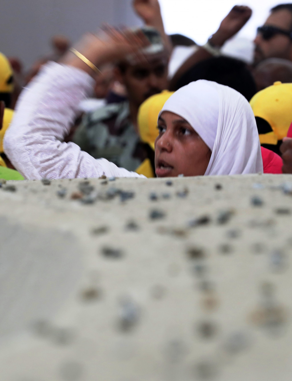 Sebelumnya jamaah melaksanakan pelemparan jumroh di Jumarat Mina. Kerikil yang dipakai melepar diambil dari Muzdalifah malam sebelumnya ketika melakukan mabit. 