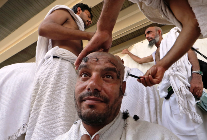 Setelah bertahallul, jemaah haji diperbolehkan melepas ihram dan kembali mengenakan pakaian sehari-hari. Bisa tahallul setelah melaksanakan tawaf di Ka'bah.