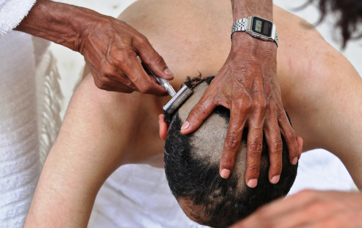 Tahallul secara harfiah artinya dihalalkan. Maksudnya kembali diperbolehkannya jamaah haji dari larangan/ pantangan ihram. 