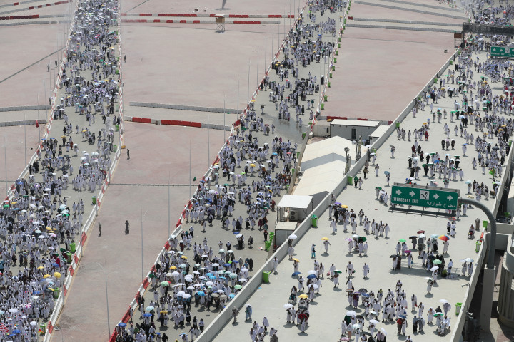 Arus jutaan umat Islam keluar dari gedung Jumarat Mina setelah melempar jumroh. Selanjutnya mereka berjalan ke Masjidil Haram untuk melaksanakan tawaf di Ka'bah. 