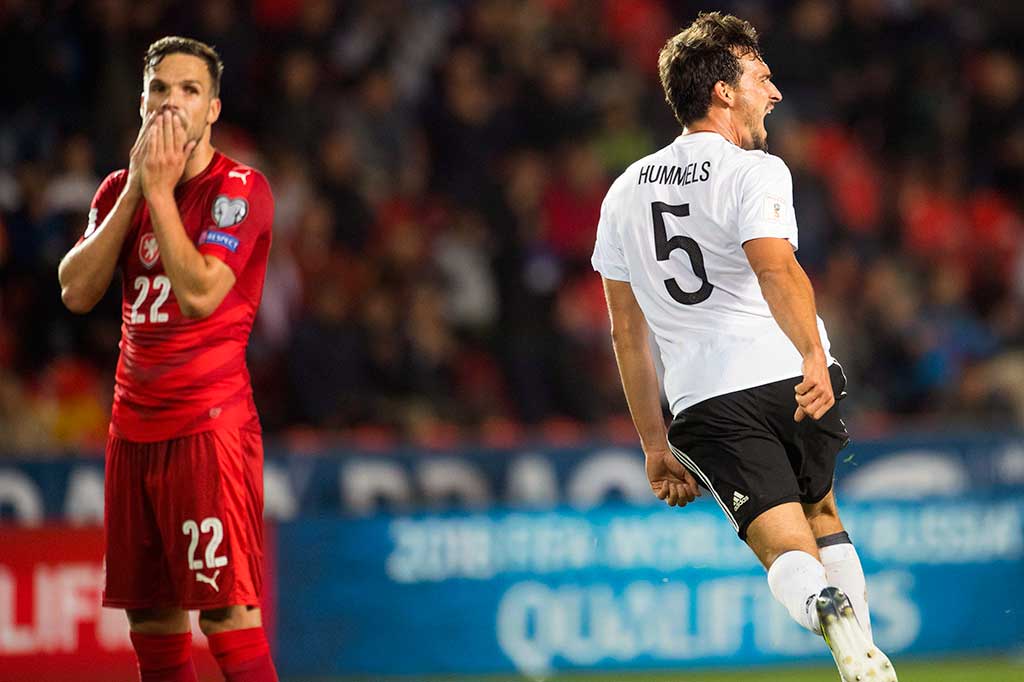 Tandukan bek Mats Hummels pada menit ke-88 membawa Jerman menang 2-1 atas tuan rumah Republik Ceko.