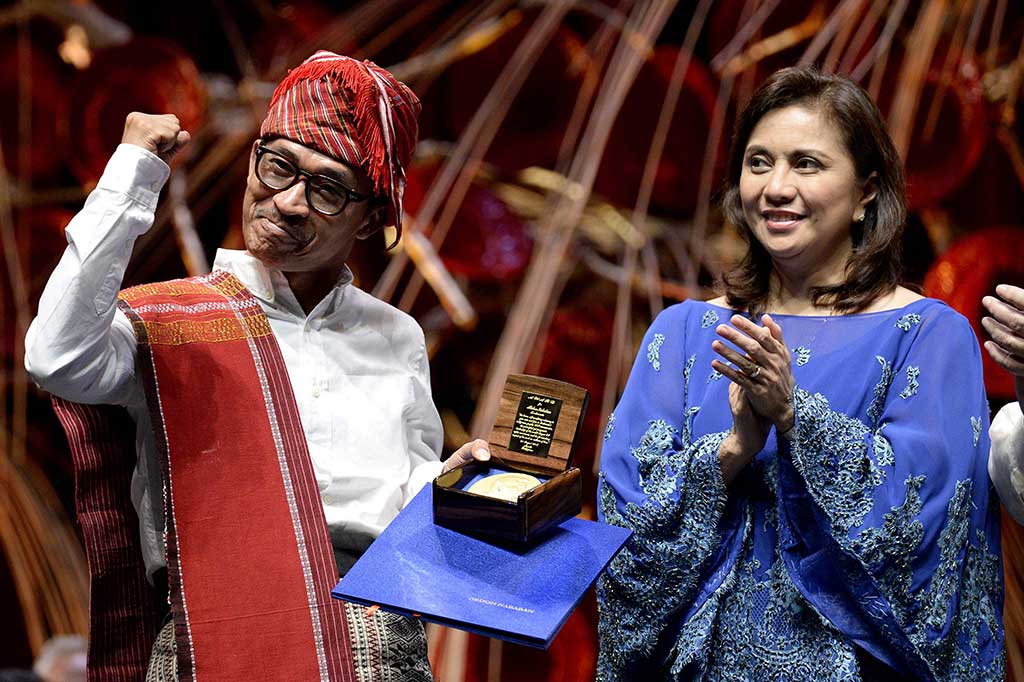 Aktivis masyarakat adat Abdon Nababan menerima penghargaan Ramon Magsaysay Award yang diberikan oleh Wapres Filipina Leni Robredo di Manila, Kamis (31/8/2017). AFP/Noel Celis