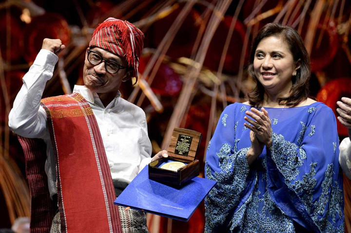 Aktivis masyarakat adat Abdon Nababan menerima penghargaan Ramon Magsaysay Award yang diberikan oleh Wapres Filipina Leni Robredo di Manila, Kamis (31/8/2017). AFP/Noel Celis