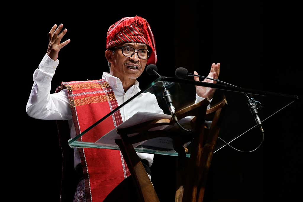 Abdon berhasil memperoleh penghargaan bergengsi atas pengabdiannya menyuarakan hak-hak masyarakan adat di Indonesia. AP/Aaron Favila