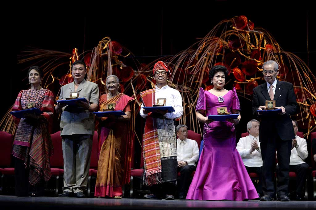 Abdon menerima penghargaan bersama lima pemenang lainnya; empat orang individu dan satu lembaga. Mereka adalah Yoshiaki Ishizawa (Jepang), Lilia de Lima (Pilipina), Philippine Educational Theater Association (Pilipina), Gethsie Shanmugam (Sri Lanka) dan Tony Tay (Singapura). AFP/Noel Celis