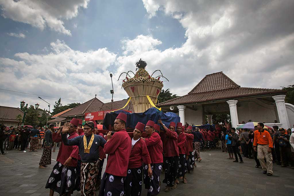 Abdi dalem membawa gunungan saat acara Grebeg Besar Keraton Yogyakarta di Masjid Gede Kauman, Yogyakarta, Sabtu (2/9/2017). Keraton mengeluarkan tujuh gunungan sebagai simbol sedekah raja kepada rakyatnya sekaligus wujud rasa syukur kepada Tuhan.  ANTARA/Andreas Fitri Atmoko