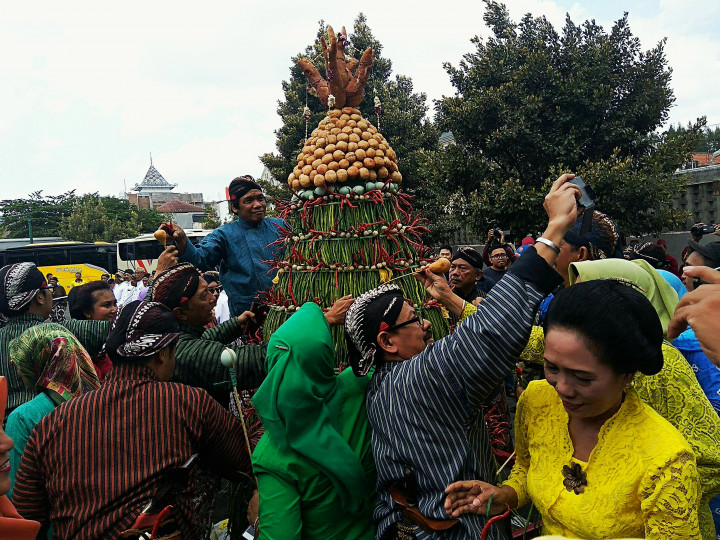 Para pimpinan SKPD di lingkungan Komplek Kepatihan turut berebut gunungan. MI/Ardi