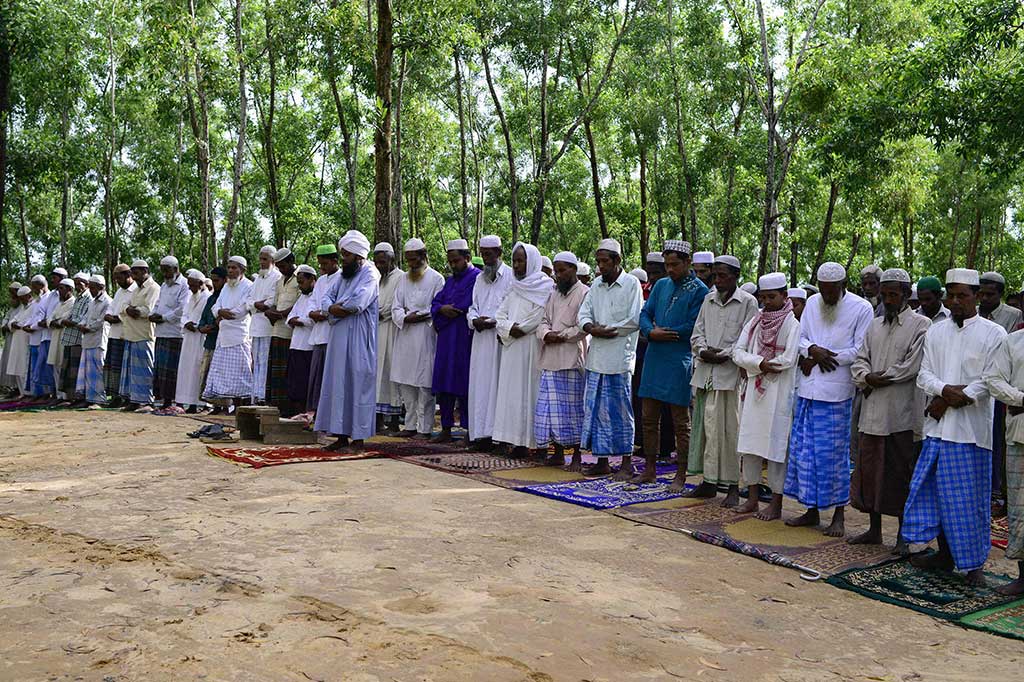 Umat Muslim Rohingya melaksanakan Salat Iduladha di sebuah tempat pengungsian di Kutupalong, Ukhiya, dekat perbatasan Bangladesh-Myanmar, Sabtu (2/9/2017).