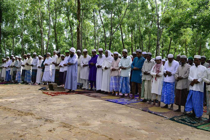 Umat Muslim Rohingya melaksanakan Salat Iduladha di sebuah tempat pengungsian di Kutupalong, Ukhiya, dekat perbatasan Bangladesh-Myanmar, Sabtu (2/9/2017).