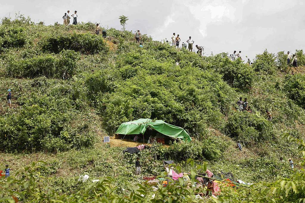 Etnis Rohingya membersihkan sebuah bukit untuk mereka jadikan tempat tinggal sementara di Kutupalong.