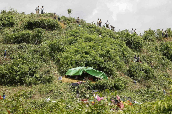 Etnis Rohingya membersihkan sebuah bukit untuk mereka jadikan tempat tinggal sementara di Kutupalong.