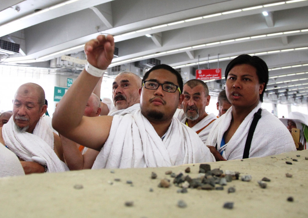 Sebagian jemaah baru melempar jumroh. Walau gedung Jumarat Mina terdiri dari empat lantai yang sangat besar, namun waktu pelemparan jumroh harus digilir agar tidak berdesak-desakan. 