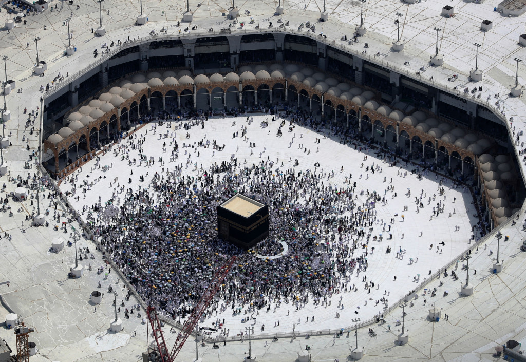 Puncak kepadatan tawaf biasanya terjadi pada pagi, sore dan malam ketika matahari tidak terlalu terik. Pelaksanaannya pun digilir untuk masing-masing kloter agar jemaah tidak berdesak-desakan. 
