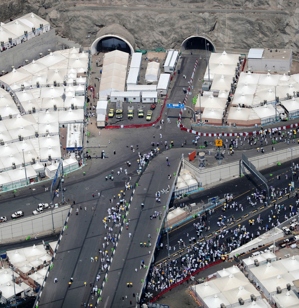 Jutaan umat Islam berjalan menuju Masjidil Haram. Dua mulut terowongan besar itu merupakan akses menembus bukit batu menuju Mina Jadid yang menjadi tempat ma'tab sebagian besar jemaah haji. 