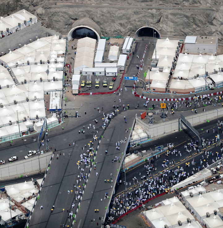Jutaan umat Islam berjalan menuju Masjidil Haram. Dua mulut terowongan besar itu merupakan akses menembus bukit batu menuju Mina Jadid yang menjadi tempat ma'tab sebagian besar jemaah haji. 