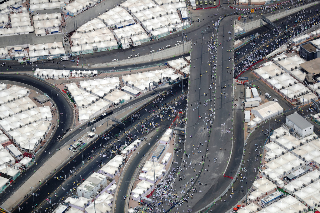 Jalur menuju Jumarat Mina adalah jalan layang yang lebar. Setiap jalurnya menghubungkan setiap tingkat gedung pelemparan jumroh dengan bagian-bagian berbeda Mina Jadid tempat ma;tab berada.  