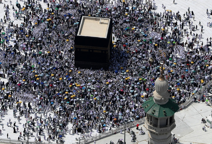 Kepadatan prosesi tawaf mengelilingi Ka'bah. Kondisinya jauh lebih lapang setelah Masjidil Haram diperluas oleh Kerajaan Arab Saudi.  