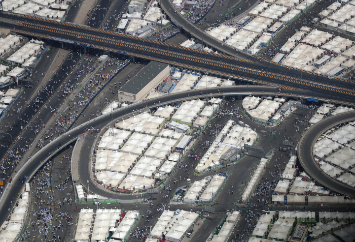 Ribuan umat Islam berjalan kaki dari Mina Jadid menuju Masjidil Haram dan Jumarat Mina. Mina Jadid merupakan lokasi maktab jamaaj haji dari berbagai negara ditempatkan.