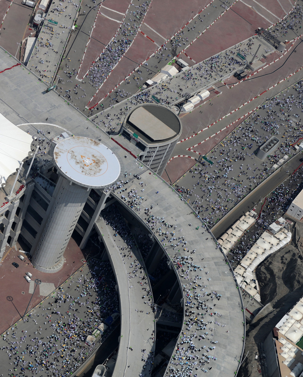 Di pusat komando di Mina, aparat keamanan Saudi Arabia memantau arus jutaan orang yang bergerak menuju Masjidil Haram dan Jumarat Mina.