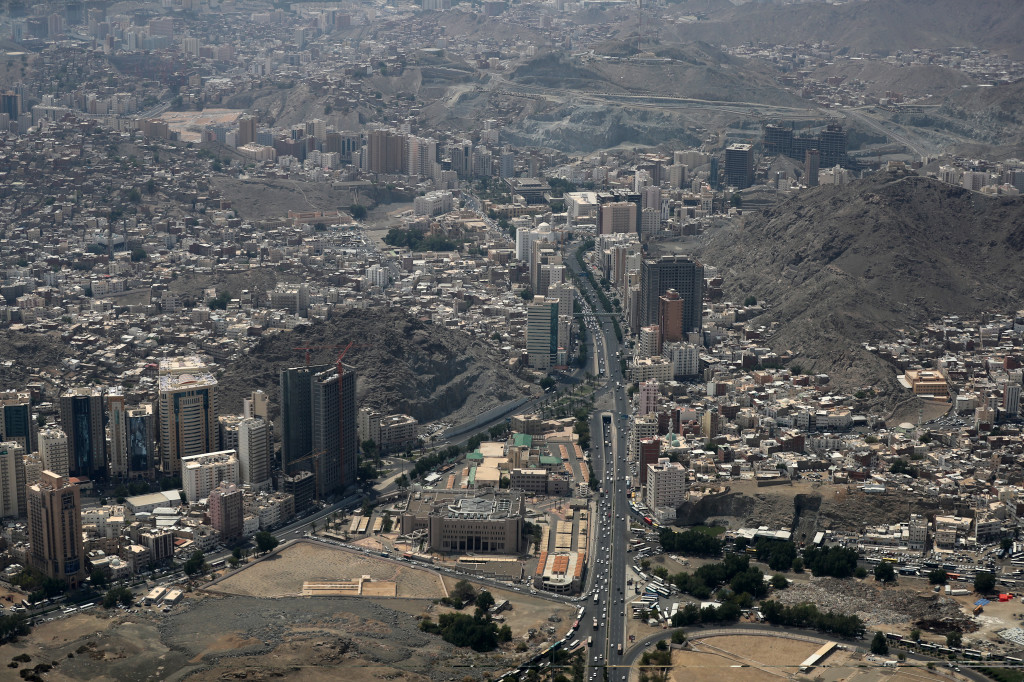 Suasana kota Mekkah selama prosesi ibadah haji berlangsung. Hanya bus pengangangkut jemaah haji dan truk logistik yang diperkenankan lewat di sekitar Masjidil Haram dan Mina.