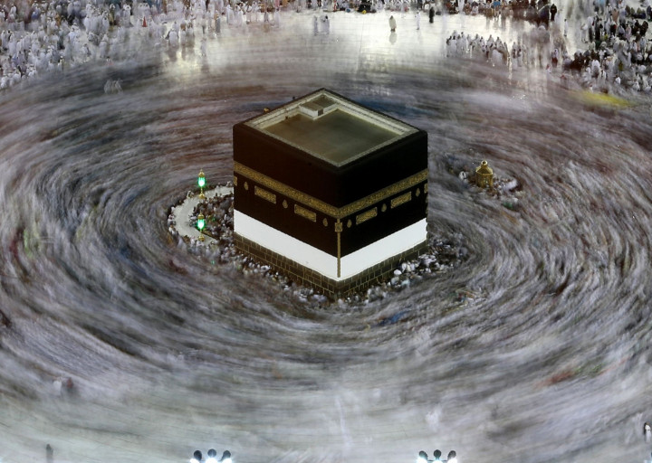 Jalur favorit tentu yang paling dekat dengan Ka'bah. Semakin dekat Ka'bah, semakin besar kesempatan menyentuh pintu Ka'bah dan mencium Hajar Aswat. 