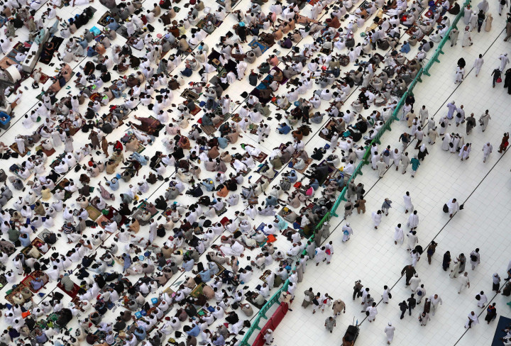 Para jemaah yang beristirahat di sekeliling jalur tawaf. Sebagian mengisi waktu dengan melaksanakan sholat hajat dan sholat tahajud di tempat suci ini. 