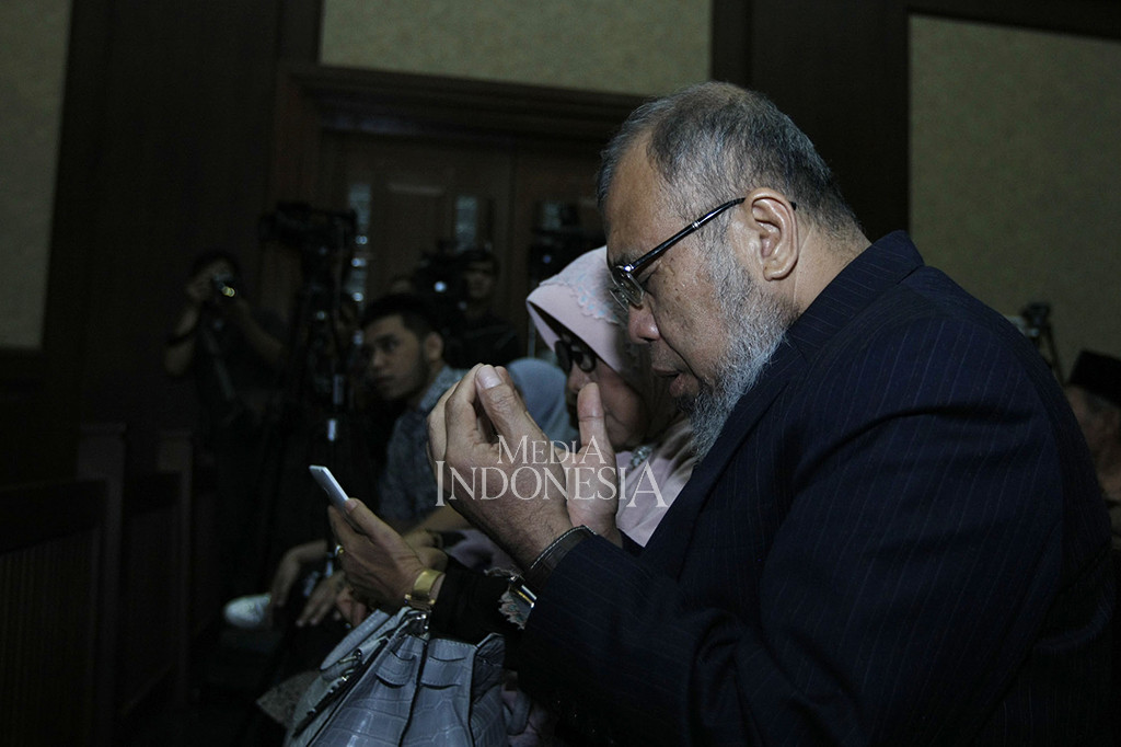Mantan Hakim Konstitusi Patrialis Akbar berdoa sebelum menjalani sidang pembacaan putusan di Pengadilan Tipikor, Jakarta.