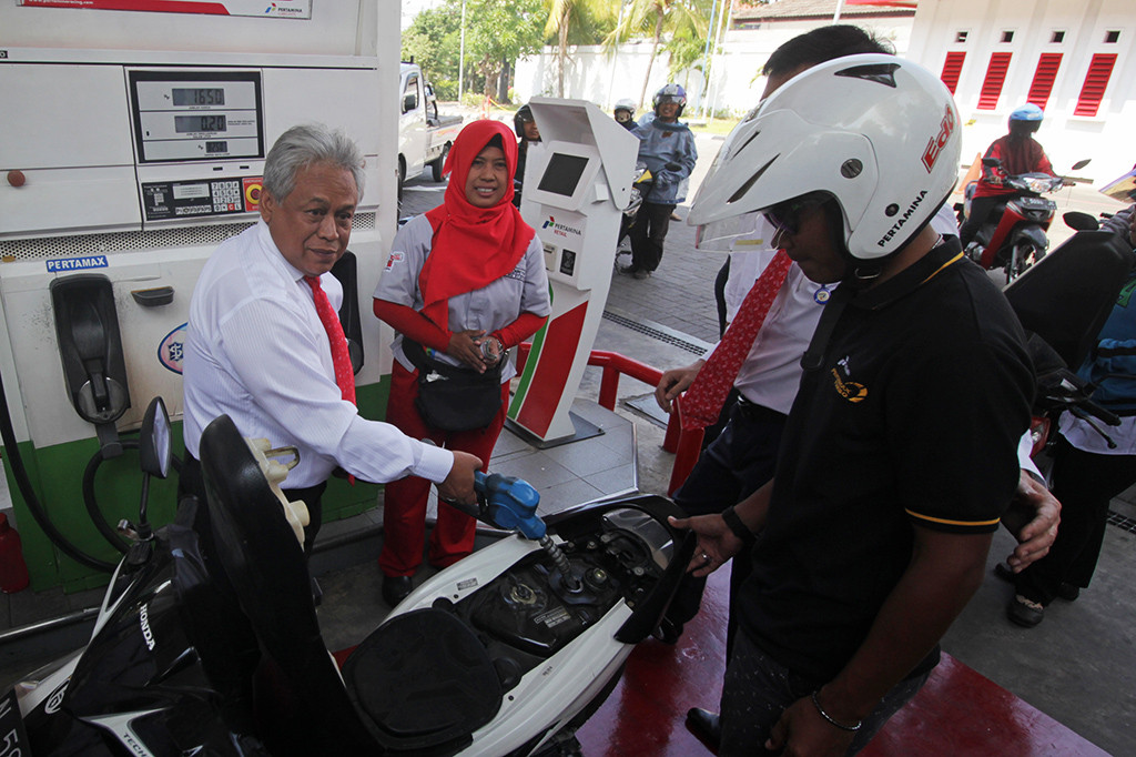 GM Pertamina MOR V Herman M Zaini mengisi Bahan Bakar Khusus Pertamax secara gratis milik pelanggan di SPBU Jemursari, Surabaya, Jawa Timur. PT Pertamina (persero) memberikan kejutan berupa pengisian BBK Pertamax secara gratis dan pemberian hadiah kepada pelanggan yang beruntung dalam rangka memperingati Hari Pelanggan Nasional. ANTARA/Moch Asim