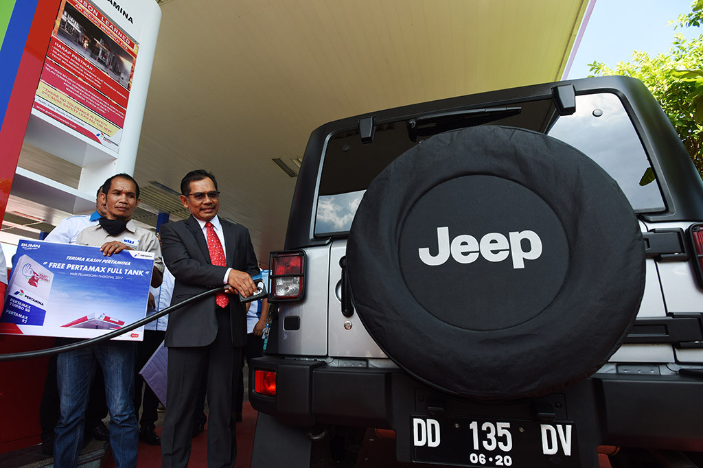 General Manager Pertamina Region VII Makassar Joko Pitoyo melakukan pengisian BBM non subsidi secara gratis ke salah satu kendaraan dalam rangka Hari Pelanggan Nasional di SPBU Bawakaraeng Makassar, Sulawesi Selatan. Pengisi secara gratis tersebut sebagai bentuk apresiasi Pertamina terhadap pelanggan. ANTARA/Yusran Uccang