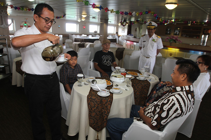 Direktur Usaha Penumpang PT PELNI Olih Masolih Sodikin didampingi Nahkoda KM Kelud Kapten Kumoro menyajikan makanan kepada penumpang kelas 1 di KM Kelud saat sandar di pelabuhan Batu Ampar, Batam. Dalam rangka Hari Pelanggan Nasional, Direksi PT PELNI melayani langsung penumpang tujuan Batam-Medan. ANTARA FOTO/HO/Dedi