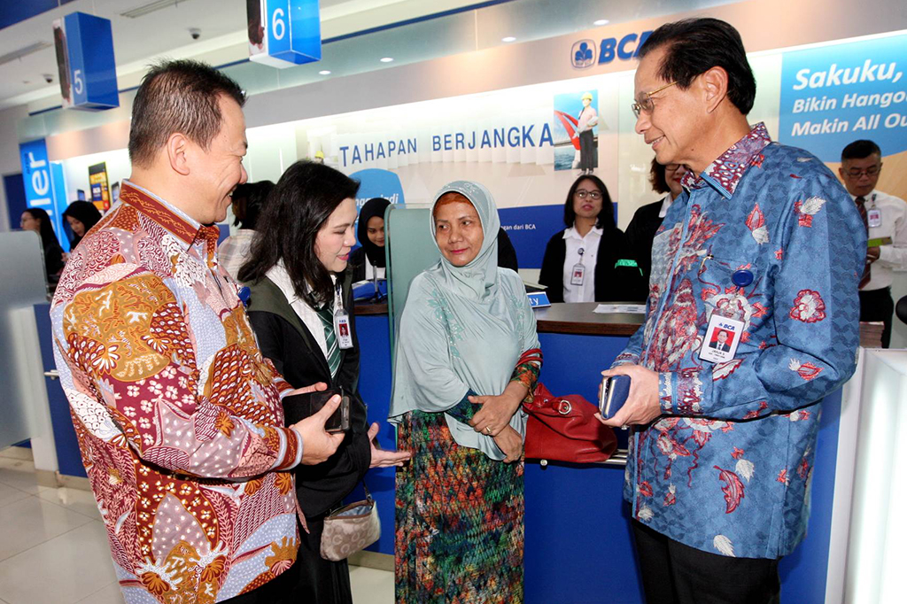 Presiden Direktur PT Bank Central Asia Tbk (BCA) Jahja Setiaatmadja didampingi Kepala Kantor Wilayah VIII Haryono Wongsonegoro dan Kepala KCU Bintaro Titiani memberikan bingkisan kepada nasabah sebagai apresiasi atas kesetiaan menggunakan layanan dan produk perbankan BCA, disela perayaan Hari Pelanggan Nasional, di Kantor Cabang Utama (KCU) BCA Bintaro, Jakarta. Kegiatan yang sama juga dilakukan di BCA KCU Pluit dan BCA KCU Pangeran Jayakarta, serta BCA KCU Pasar Baru. ANTARA/HO/Bagus