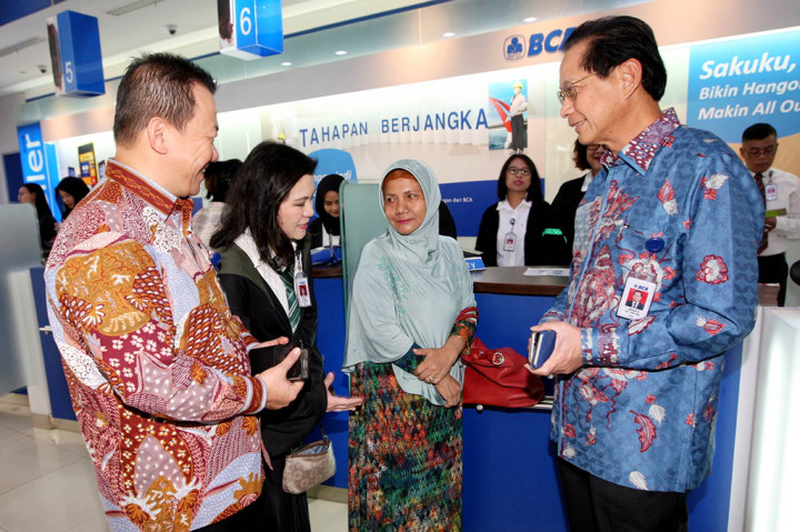Presiden Direktur PT Bank Central Asia Tbk (BCA) Jahja Setiaatmadja didampingi Kepala Kantor Wilayah VIII Haryono Wongsonegoro dan Kepala KCU Bintaro Titiani memberikan bingkisan kepada nasabah sebagai apresiasi atas kesetiaan menggunakan layanan dan produk perbankan BCA, disela perayaan Hari Pelanggan Nasional, di Kantor Cabang Utama (KCU) BCA Bintaro, Jakarta. Kegiatan yang sama juga dilakukan di BCA KCU Pluit dan BCA KCU Pangeran Jayakarta, serta BCA KCU Pasar Baru. ANTARA/HO/Bagus