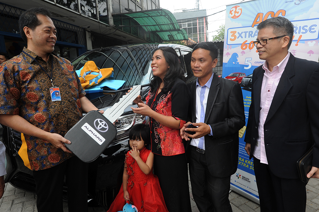CEO Astra Credit Companies (ACC) Jodjana Jody (kiri), didampingi CFO Samuel Manasseh, secara simbolis menyerahkan hadiah utama mobil Alphard kepada pemenang program undian ACC 3XTRA Surprise, di Jakarta. Selain di Jakarta, juga diserahkan dua hadiah mobil lainnya kepada pemenang di Malang dan Makassar serta 160 hadiah lain seperti motor, tv dan logam mulia kepada pemenang ACC 3XTRA Surprise di berbagai wilayah di Indonesia, yang penyerahannya dilaksanakan bersamaan dengan perayaan Hari Pelanggan Nasional ANTARA/Audy Alwi