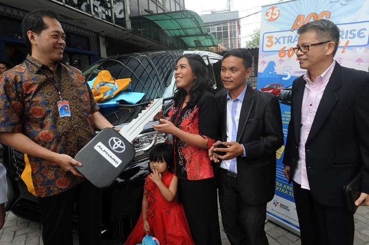 CEO Astra Credit Companies (ACC) Jodjana Jody (kiri), didampingi CFO Samuel Manasseh, secara simbolis menyerahkan hadiah utama mobil Alphard kepada pemenang program undian ACC 3XTRA Surprise, di Jakarta. Selain di Jakarta, juga diserahkan dua hadiah mobil lainnya kepada pemenang di Malang dan Makassar serta 160 hadiah lain seperti motor, tv dan logam mulia kepada pemenang ACC 3XTRA Surprise di berbagai wilayah di Indonesia, yang penyerahannya dilaksanakan bersamaan dengan perayaan Hari Pelanggan Nasional ANTARA/Audy Alwi