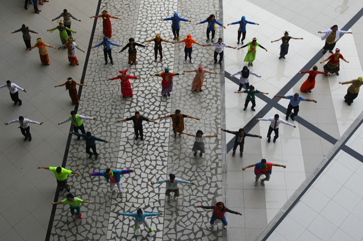 Sejumlah pegawai PT Angkasa Pura (AP) II menari bersama dengan mengenakan pakaian tradisonal saat merayakan Hari Pelanggan Nasional 2017 di Bandara Soekarno Hatta, Tangerang, Banten, Senin (4/9). ANTARA/Muhammad Iqbal