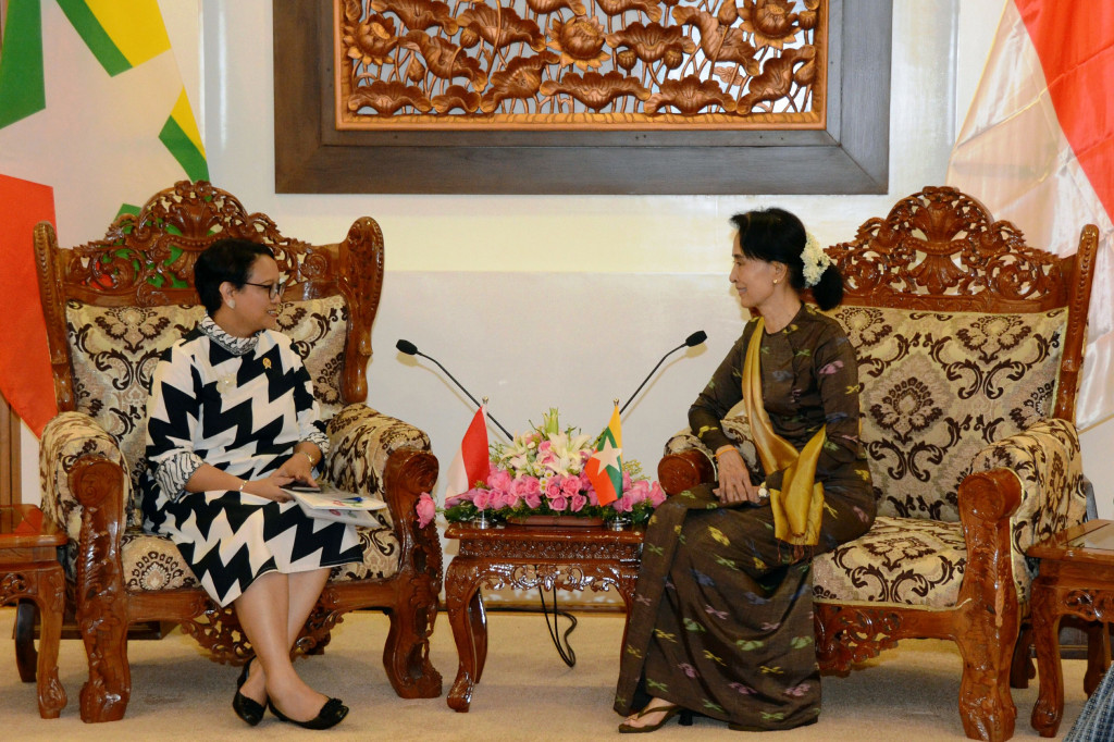 Menlu Retno Marsudi saat diterima State Counsellor Daw Aung San Suu Kyi. Usulan RI adalah memulihan kondisi keamanan, perlindungan maksimum & menahan diri dan tanpa kekerasan, perlindungan tanpa memandang etnis dan agama, serta akses penyaluran bantuan kemanusiaan. AFP Photo/Kemenlu RI