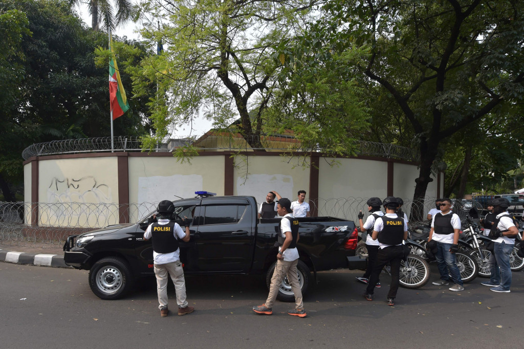 Polri memperketat penjagaan Kedutaan Besar Myanmar di Jakarta menyusul terjadinya aksi pelemparan bom molotov malam sebelumnya. AFP Photo/Adek Berry