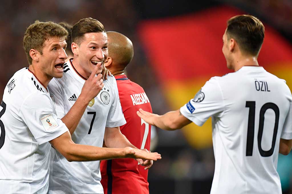 Tujuh menit berselang Julian Draxler menggandakan keunggulan timnya menjadi 2-0. 