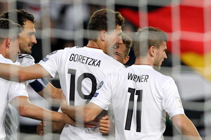 Tim Panser semakin di atas angin setelah gol Leon Goretzka lima menit babak kedua berjalan.