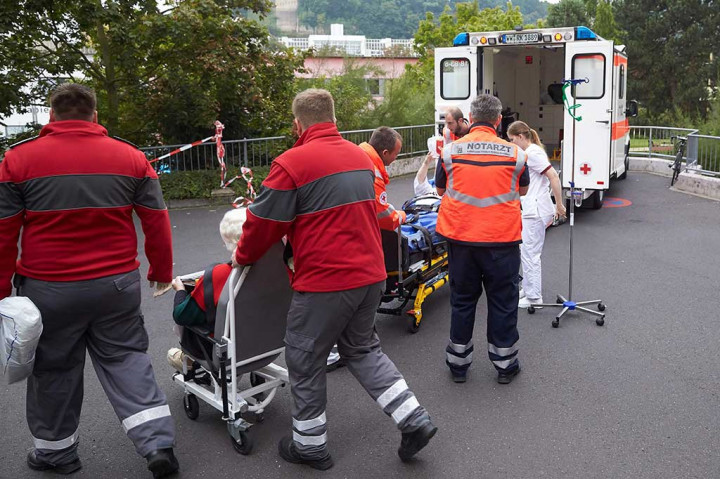 Penemuan bom yang dijuluki Blockbuster tersebut sempat membuat sekitar 60 ribu warga dengan radius 1,5 km dari lokasi penemuan terpaksa dievakuasi. Pasien rumah sakit, anak-anak, dan orang tua termasuk di antara mereka yang terkena dampak sejarah terbaru, evakuasi terbesar di Jerman setelah Perang Dunia. AFP/Thomas Frey